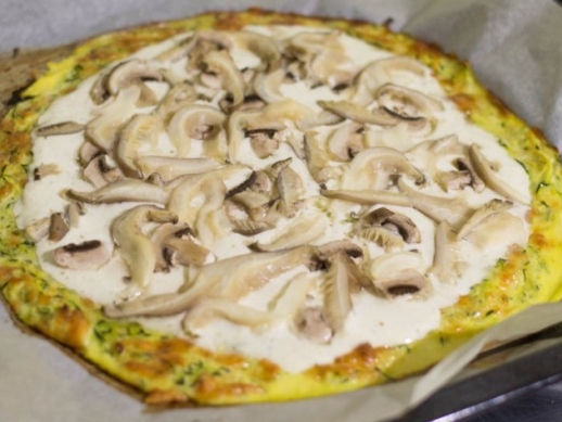 Cuketov pizza bez mky s hlivou a ampinmi