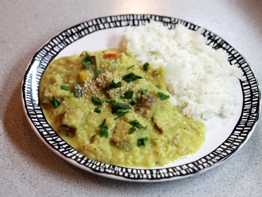 Karfiolov curry s tempehom