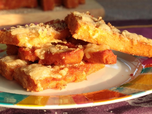 Polenta s cviklou, pecorinom a orechmi