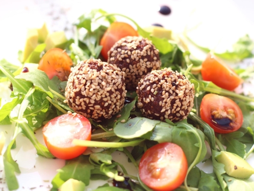 Raw kešu – paradajkovo – syrový šalát